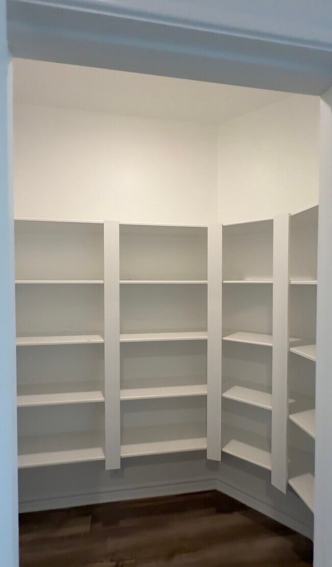 Building Photo - 15826 Dove Holw Dr