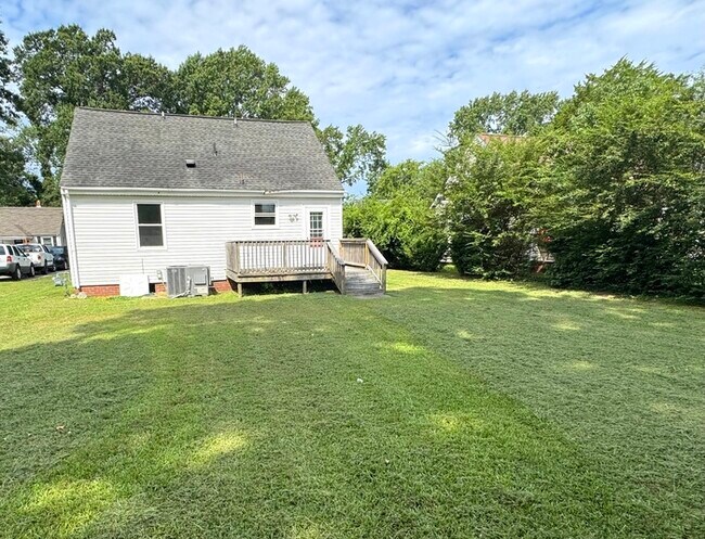 Building Photo - CHARMING 4-BEDROOM, 2-BATH COTTAGE-STYLE HOME IN HAMPTON, VA!