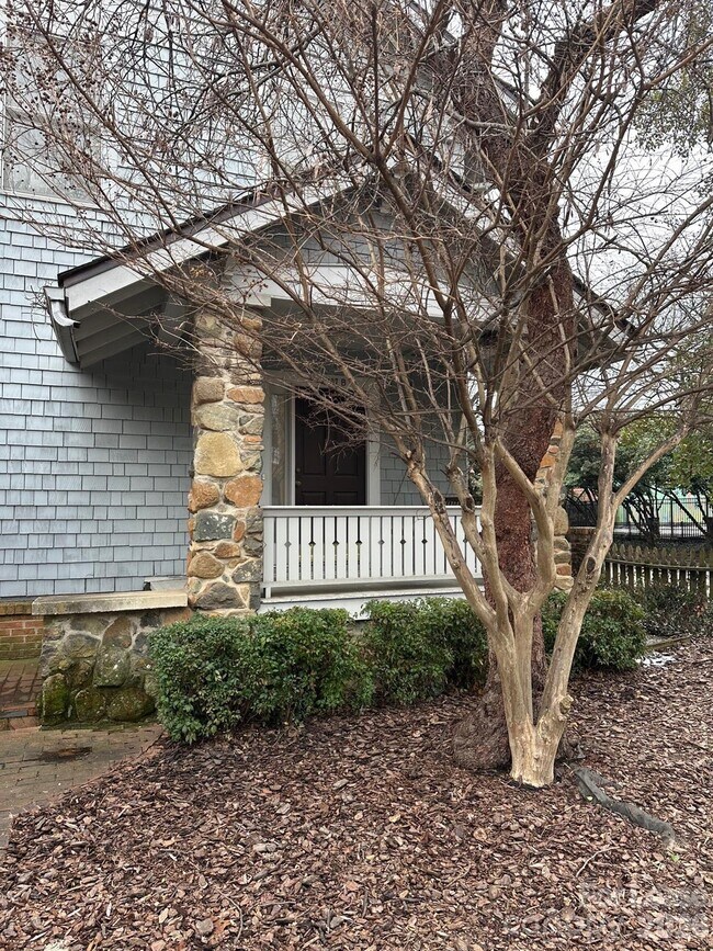 Building Photo - 407 W 9th St