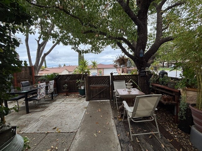 Building Photo - Beautiful Single-Story Townhome on Corner Lot with Private Courtyard & 2-Car Garage