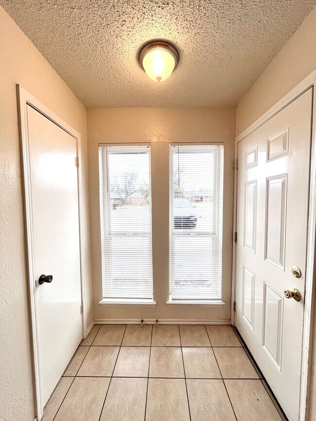 Building Photo - 905-907 Aspen