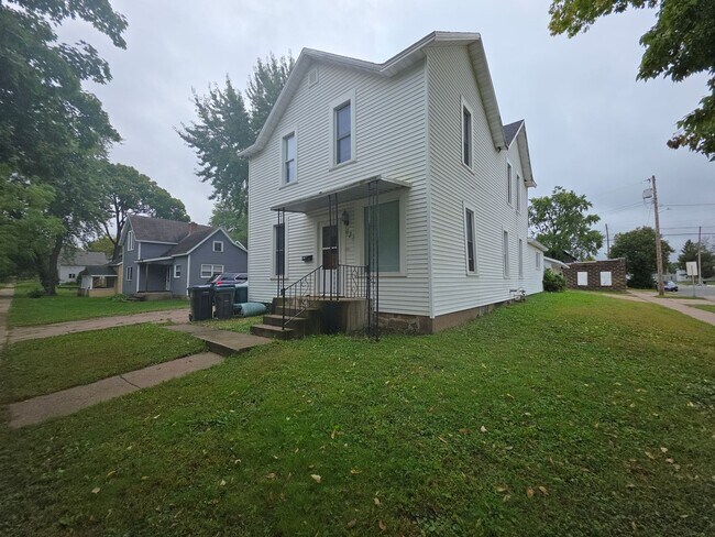 Building Photo - 639 Hudson St