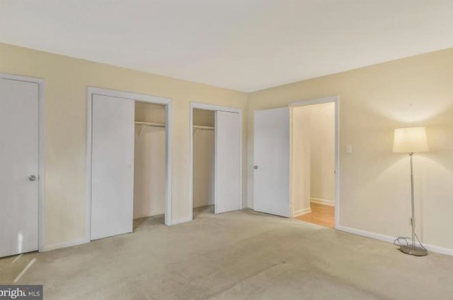Building Photo - 3846 Lyndhurst Dr