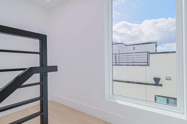 Building Photo - Modern 4 Bed / 3 Bath Townhome with Privat...