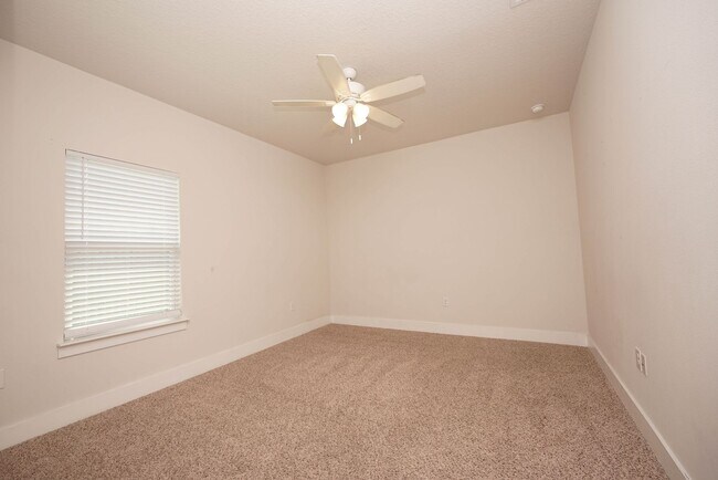 Building Photo - Spacious 5-Bedroom Home in Desirable Crest...