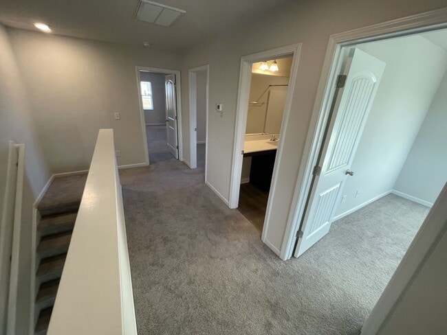 Building Photo - 3 Bd 2.5 Ba end unit townhouse