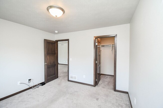 Building Photo - Stylish Townhome in Harrisburg School District – Open Floor Plan & Loft!