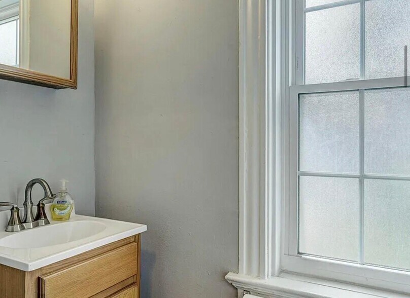 Building Photo - 6415 Cates Ave