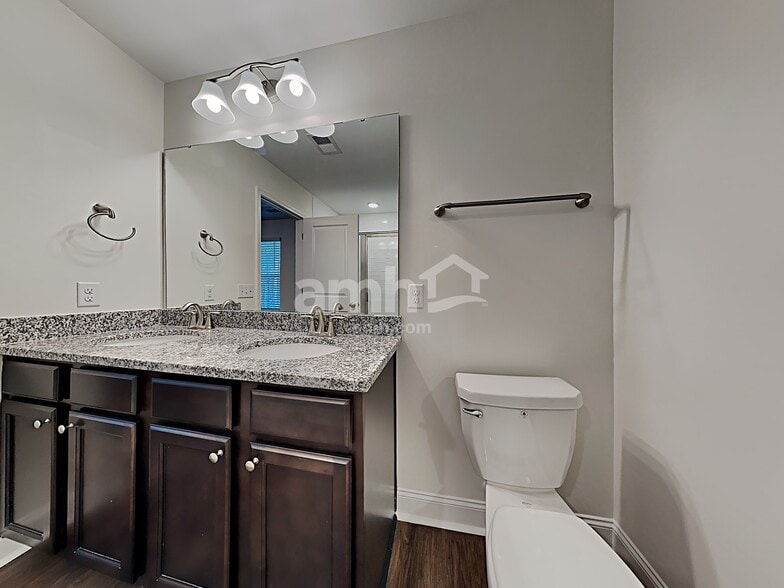 Building Photo - 315 W Cartess
