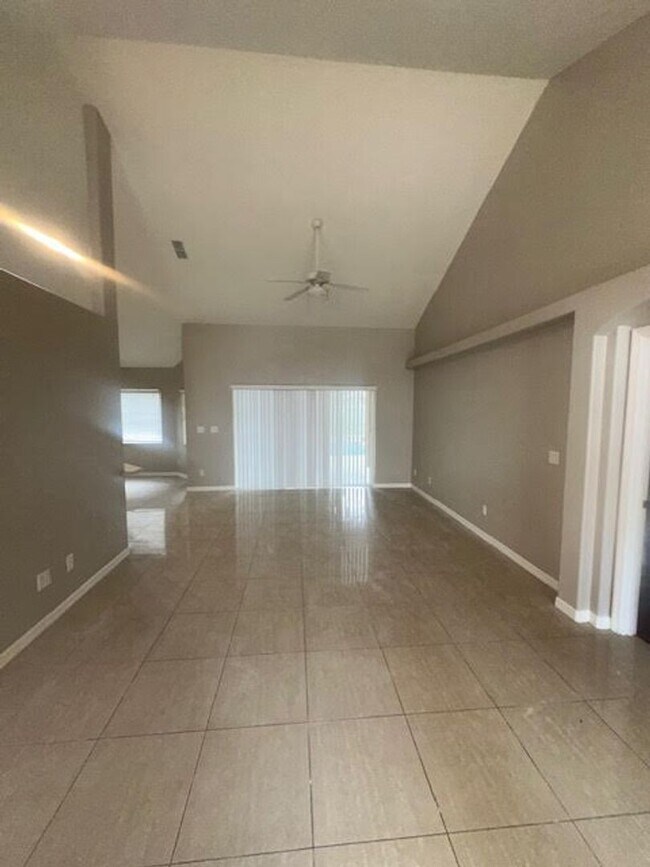 Building Photo - Pool home for rent !