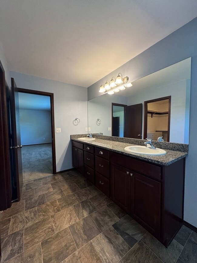 Building Photo - Spacious 5-Bedroom Home with Bonus Living ...