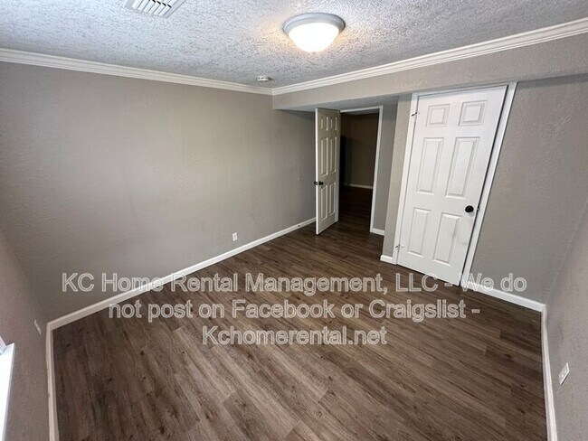 Building Photo - 300 Hill St