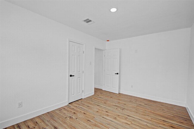 Building Photo - 1203 W 6th St