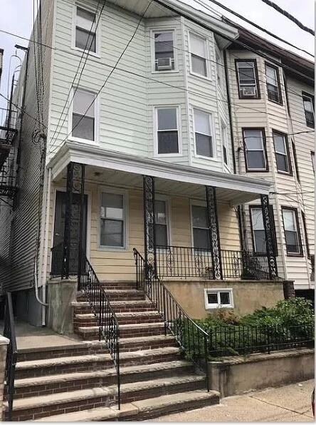 Building Photo - 13 W 17th St