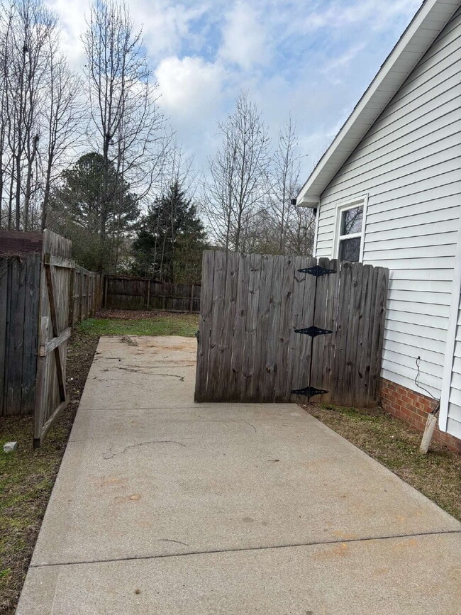 Building Photo - 392 Roselawn Dr