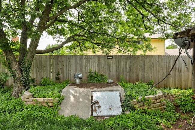 Building Photo - 1701 Oakhurst Ave