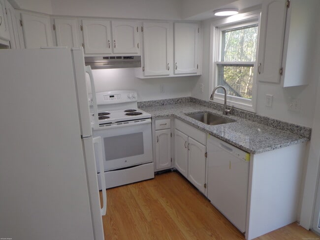 Building Photo - 83b N High St