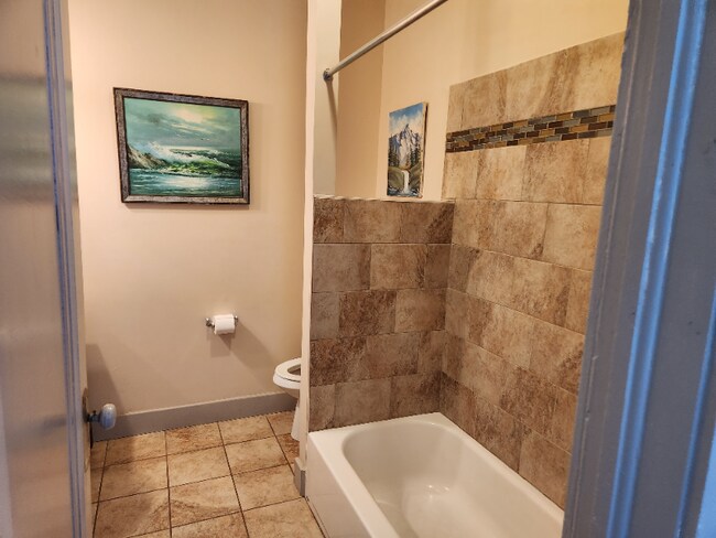 Building Photo - 1302 E Victory Dr