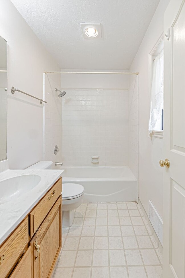 Building Photo - **Charming 3-Bed, 2.5-Bath Home in Idaho F...