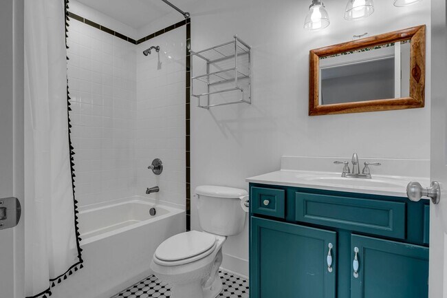 Building Photo - Great price for a huge house! CHARMING Sylvan Heights home 4 Bed 4 Bath. Beautiful private backya...