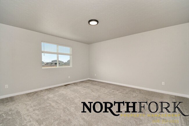 Building Photo - Modern Comfort Meets Meridian Living