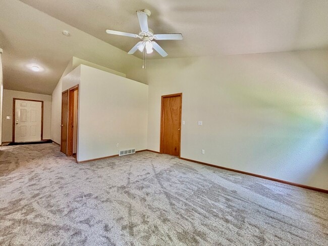 Building Photo - Beautiful Duplex with Attached Garage and ...