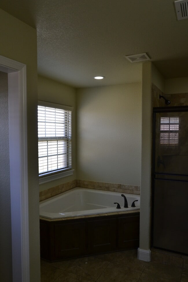 Building Photo - 1700 Been Rd