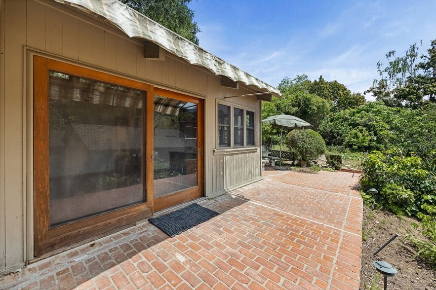 Building Photo - Classic Mid-Century home moments from Fryman Canyon