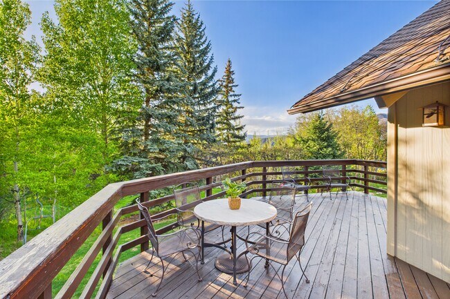 Building Photo - 593 Meadowood Dr