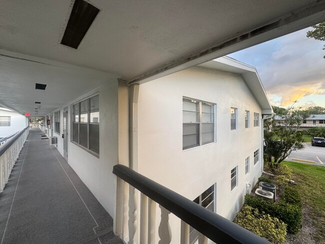 Building Photo - 346 Windsor O