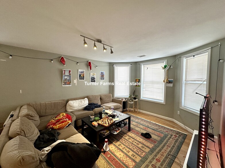 Primary Photo - 110 Chester St