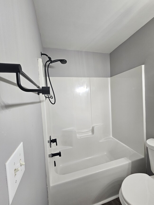 Guest bath tub/ shower - 5341 Glen Canyon Rd