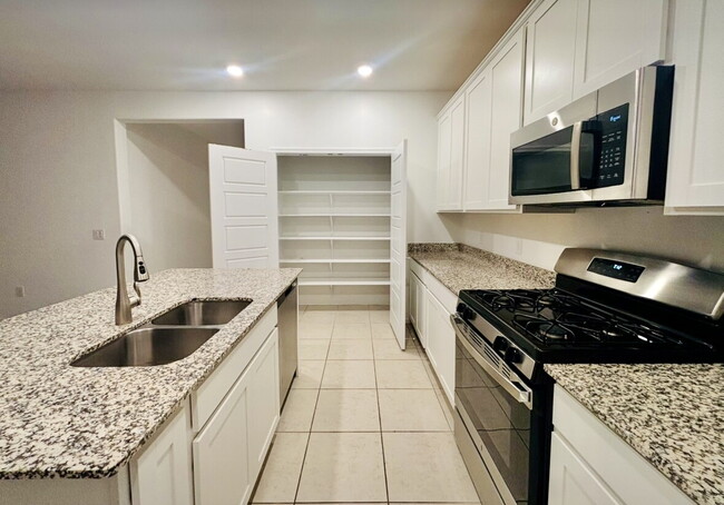 Building Photo - "Charming 3-Bedroom in Sahuarita - Spaciou...