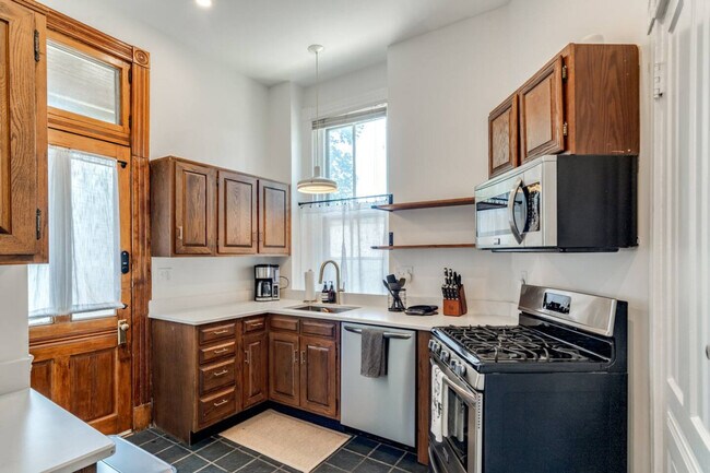 Building Photo - 351 Thrall St