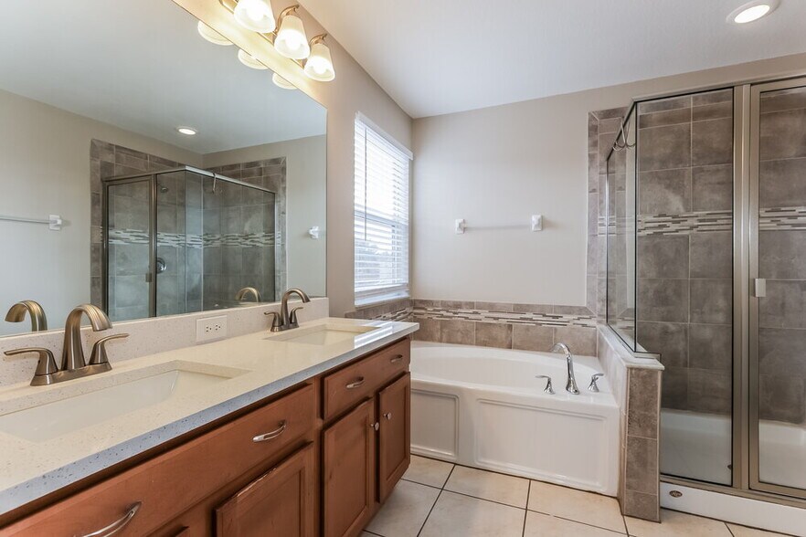 Building Photo - 10721 Shady Preserve Dr