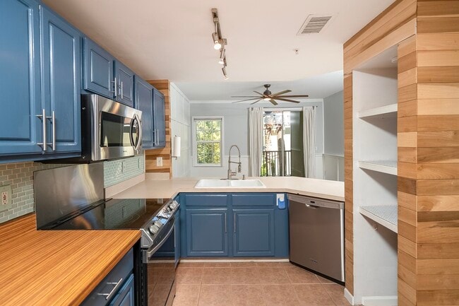 Building Photo - 1005 Bella Vista Blvd