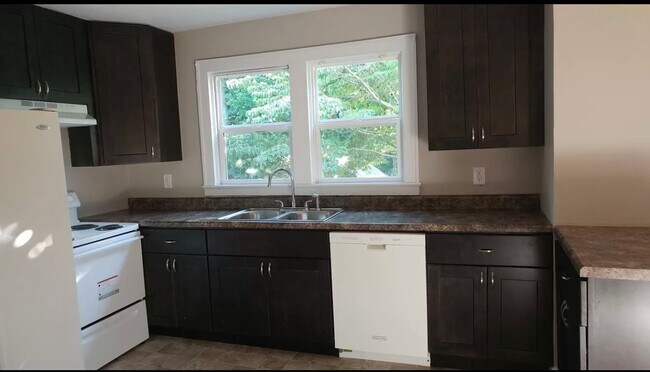 Building Photo - 3 bedroom 2 bath prime location!