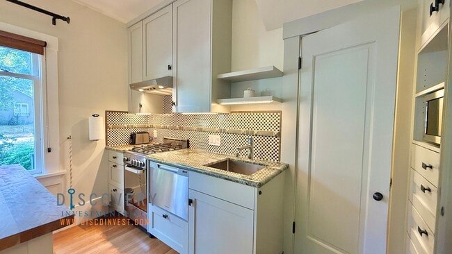 Building Photo - Modern and Stylish Elmwood Apartment
