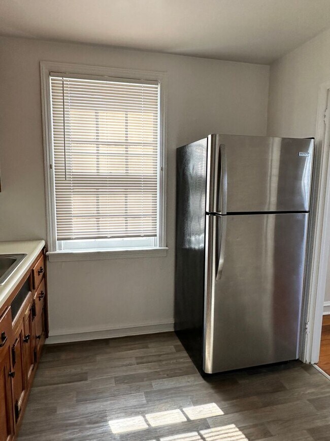 Building Photo - 2819 W Queen Ln