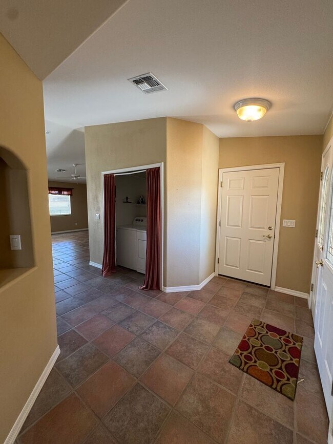 Building Photo - Great spacious home on Huukan Golf Course
