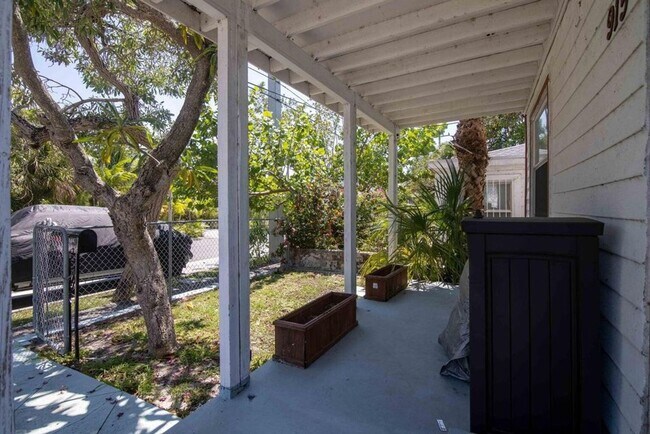 Building Photo - 915 3rd St