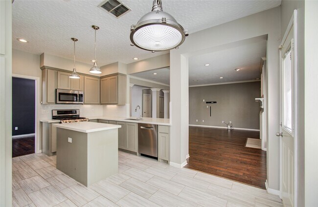 Building Photo - 14806 Flowerwood Dr