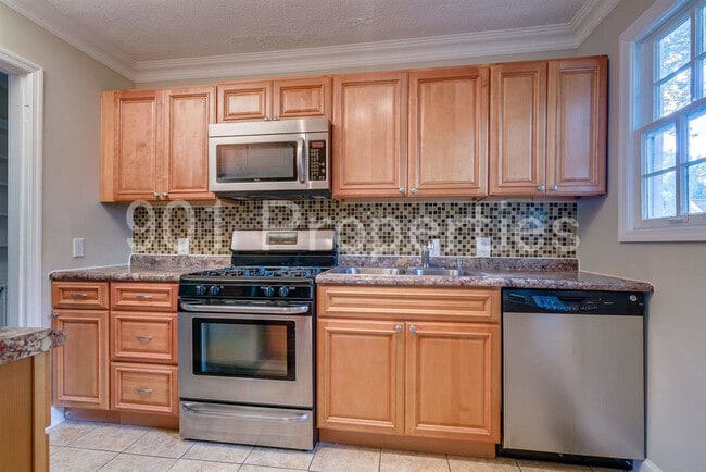 Building Photo - 81 S Larchmont Dr