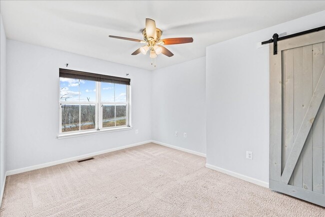 Building Photo - Commuter Friendly 3 Bed 3.5 Bath Townhome