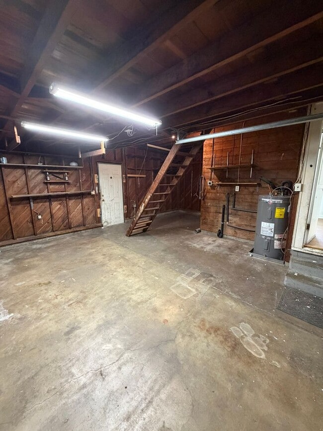 Building Photo - Charming 3 Bedroom with a Large Fenced Yard!