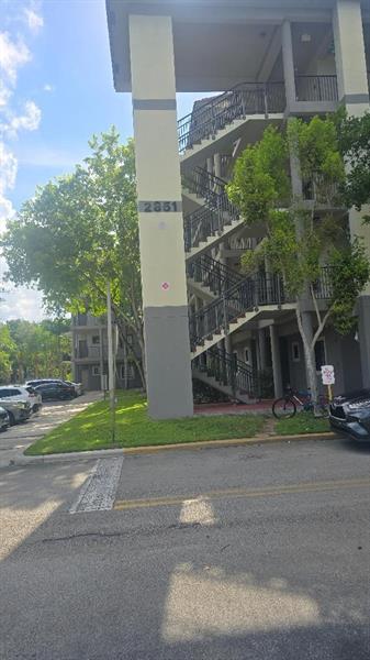 Building Photo - 2801 Riverside Dr