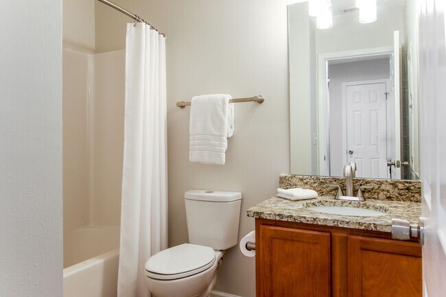 Building Photo - Enjoy this beautifully updated 3 Bed/3 Bat...