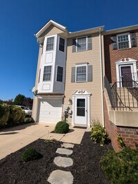 Building Photo - 3 Level End Unit townhouse available mid O...