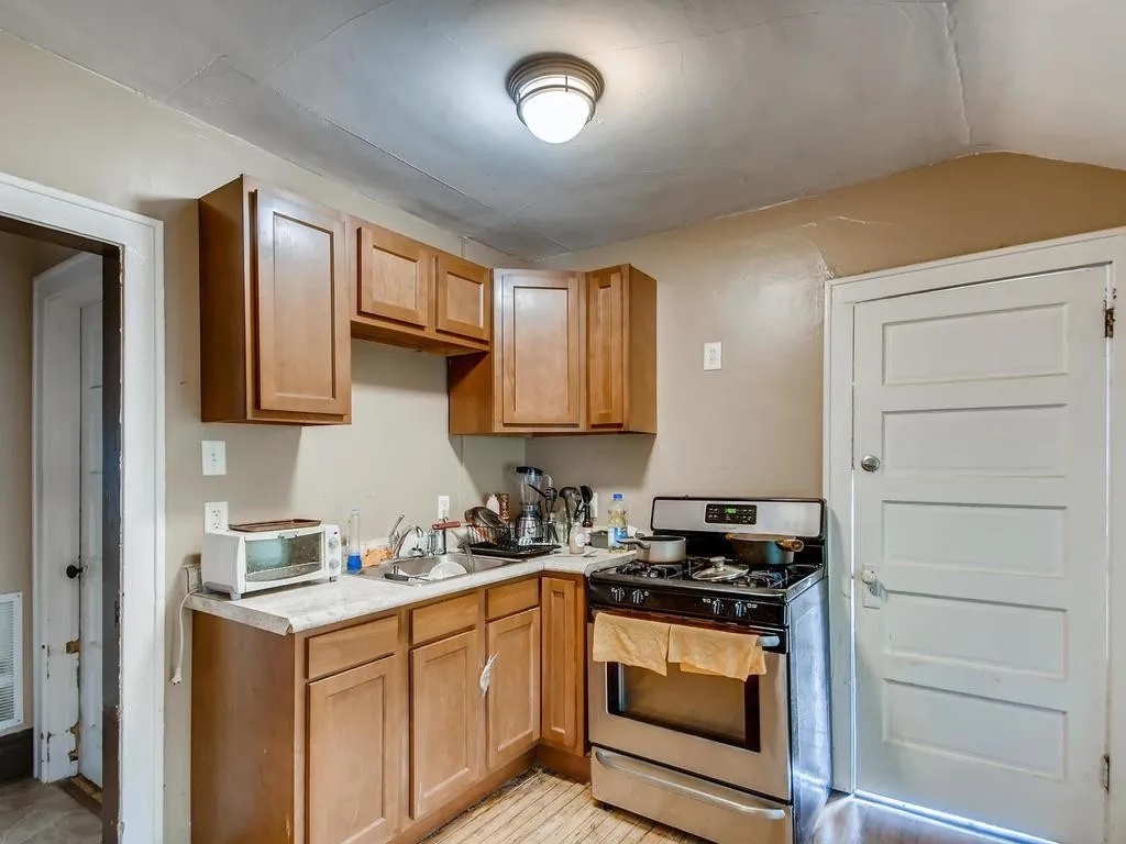 Kitchen - 560 Stryker ave