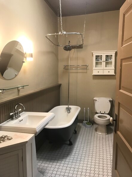 Bathroom - 418 Garrard St